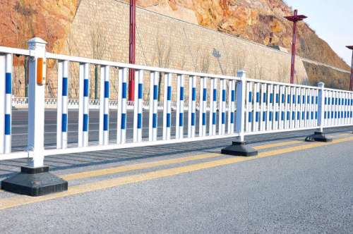 道路護(hù)欄的安裝注意細(xì)節(jié)是什么？樂(lè)意道路護(hù)欄
