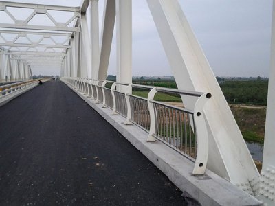 你不知道的是為什么道路上要裝置防撞護(hù)欄？